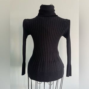 Adika turtle neck in black
